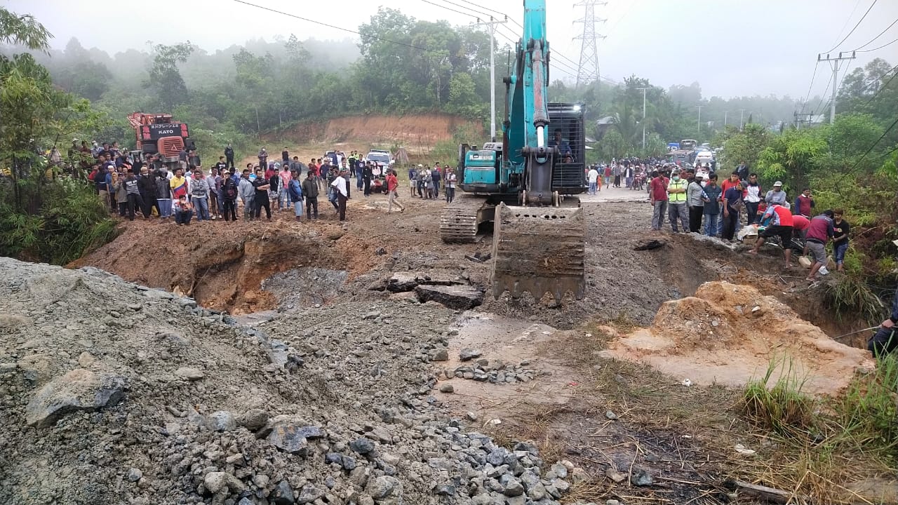 Antrean kendaraan mencapai 2 km akibat jalan amblas di Sumbar-Riau